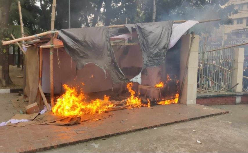 বিপিএলের টিকিট নিয়ে উত্তেজনা, বুথে আগুন!