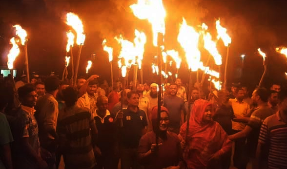 বাংলাদেশ দূতাবাসে হামলার প্রতিবাদে জয়পুরহাটে মশাল মিছিল