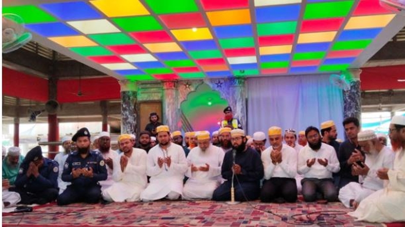 ছারছীনা দরবার শরীফে তথ্য উপদেষ্টা, চাইলেন দোয়া