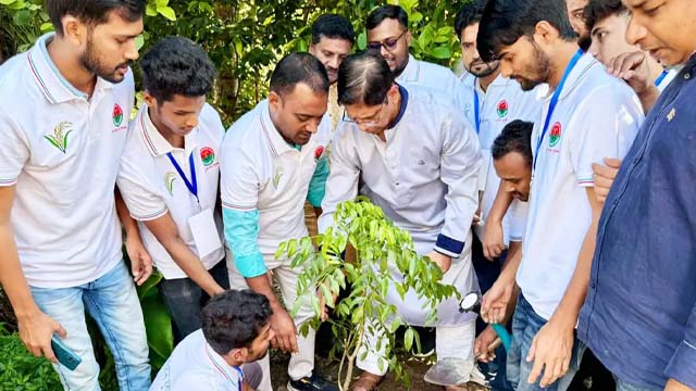 ফ্রি বৃক্ষরোপণ ও বিতরণ কর্মসূচির উদ্যোগ নিয়েছ ধানমন্ডি থানা যুবদল