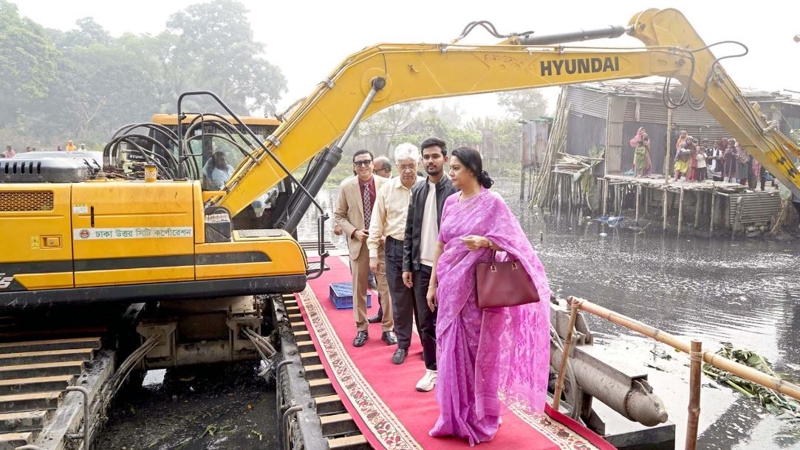 লাল গালিচায় খালে নেমে খননের উদ্বোধন