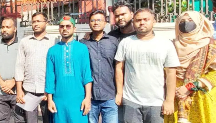 ১২ সদস্যের প্রতিনিধি দল স্মারকলিপি নিয়ে সচিবালয়ে প্রবেশ