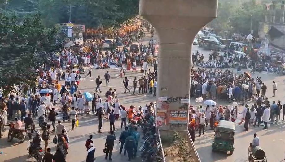 শাহবাগ মোড়ে ট্রেইনি চিকিৎসকদের অবরোধ