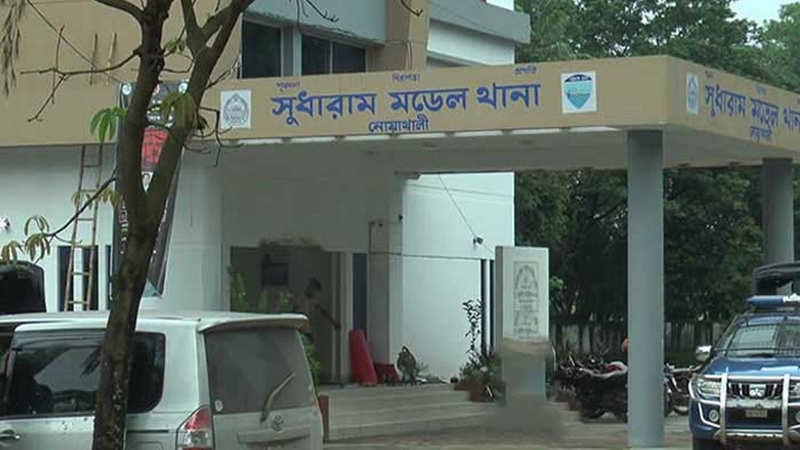 ফেসবুক স্ট্যাটাস, থানায় শিবিরের অভিযোগ