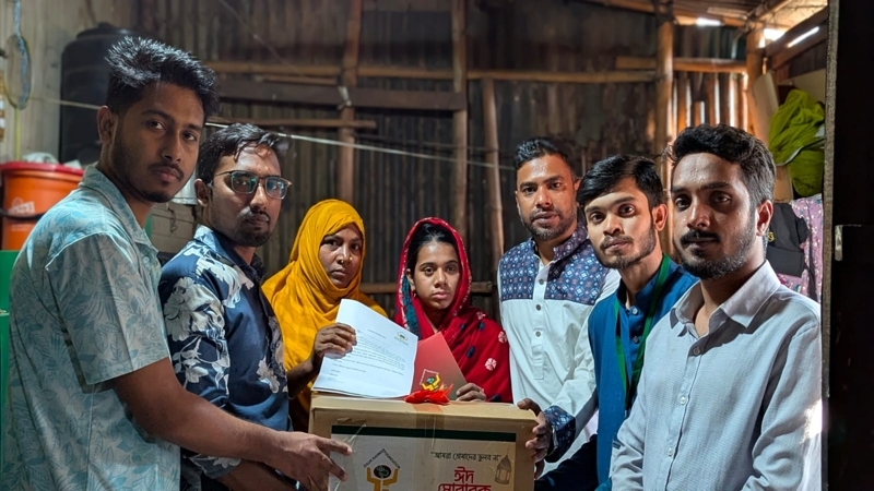 রাজধানীতে শহীদ পরিবারের মাঝে ঈদ উপহার বিতরণ