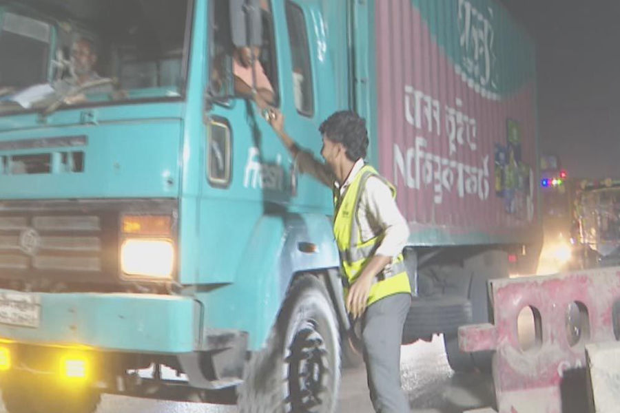 'সমঝোতার' চাঁদা: আড়তের ৩৭ টাকার বেগুন ঢাকায় ১০০