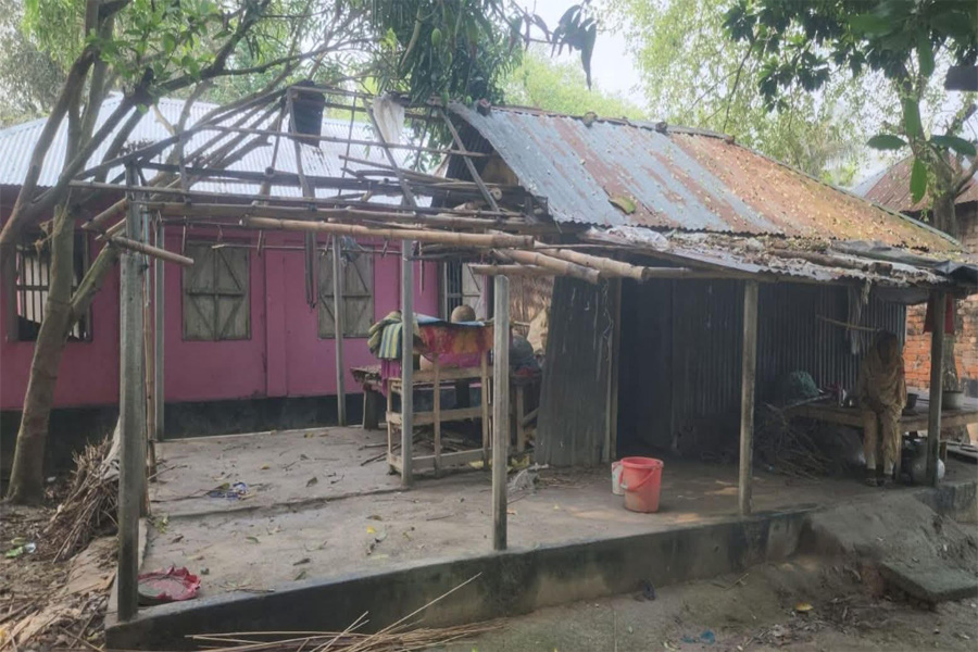 পাওনা টাকা না পেয়ে বসতঘরের আসবাবপত্র খুলে নেওয়ার অভিযোগ