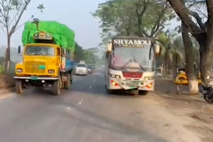 ঢাকা-চট্টগ্রাম মহাসড়কে ত্রিমুখী সংঘর্ষে নিহত ৩