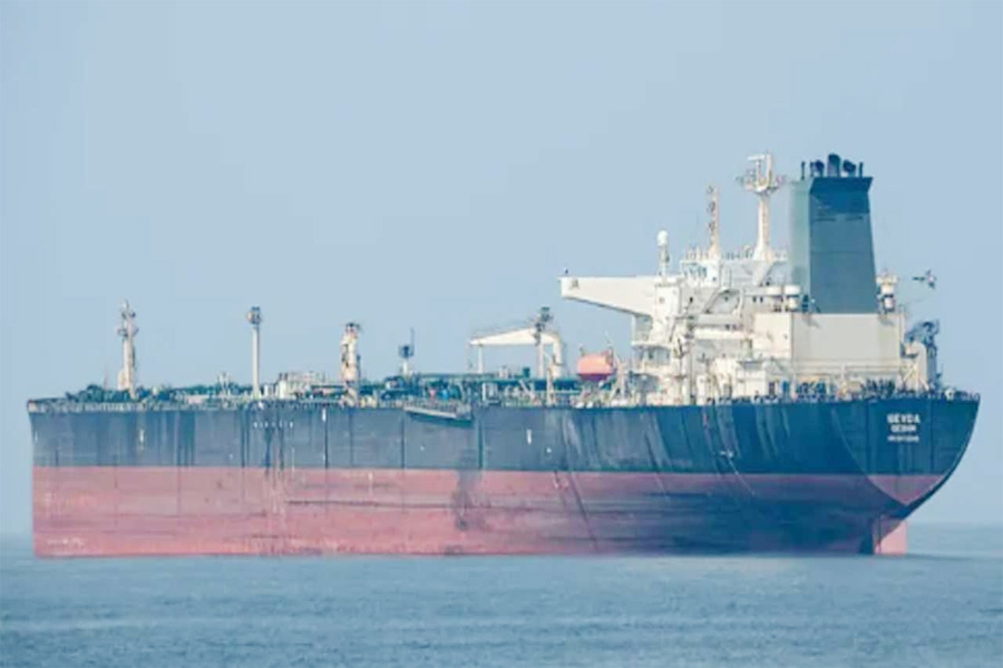 হরমুজ উত্তেজনায় তেল পরিবহন ভাড়া রেকর্ড উচ্চতায়