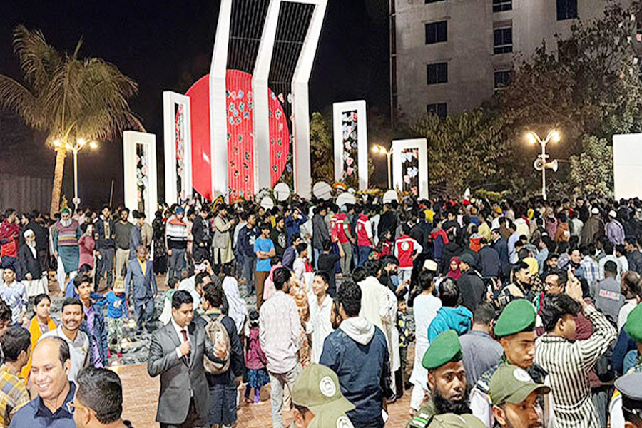 ভাষা শহীদদের প্রতি শ্রদ্ধা জানাতে শহীদ মিনারে মানুষের ঢল