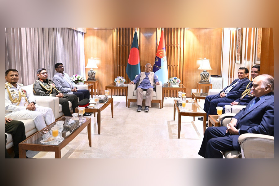 প্রধান উপদেষ্টার সঙ্গে তিন বাহিনীর প্রধানদের সাক্ষাৎ