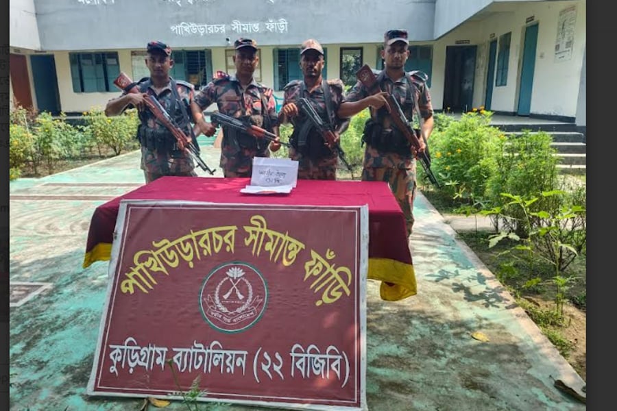 কুড়িগ্রামে বিজিবির অভিযানে গবাদিপশুসহ নানা চোরাচালানি পণ্য জব্দ