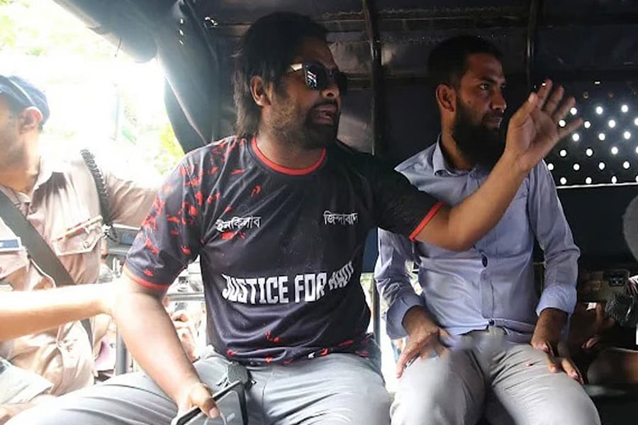 ধানমন্ডি ৩২: ভিডিও ধারণ করায় যুবক আটক