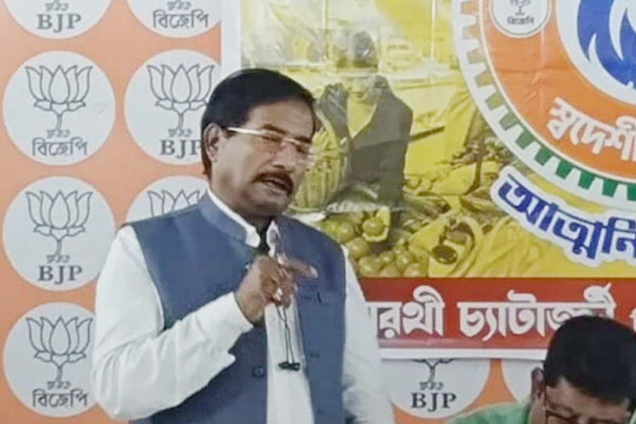 বিজেপি নেতার বিতর্কিত মন্তব্যে তোলপাড়