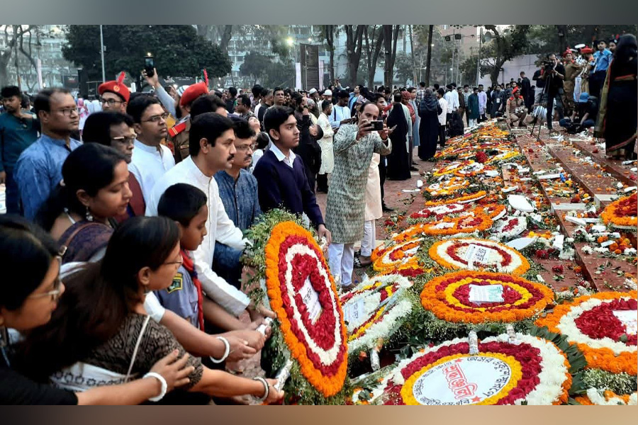 ভাষা শহীদদের প্রতি শ্রদ্ধা জানাতে শহীদ মিনারে মানুষের ঢল