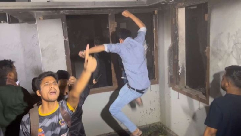 ধানমন্ডি ৩২ নম্বর বাড়িতে ভাঙচুর