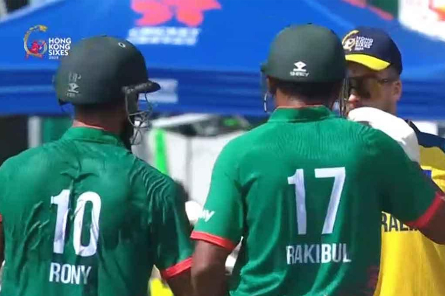 ৩৬ বলে ২১ ছক্কায় অস্ট্রেলিয়ার ঝড়