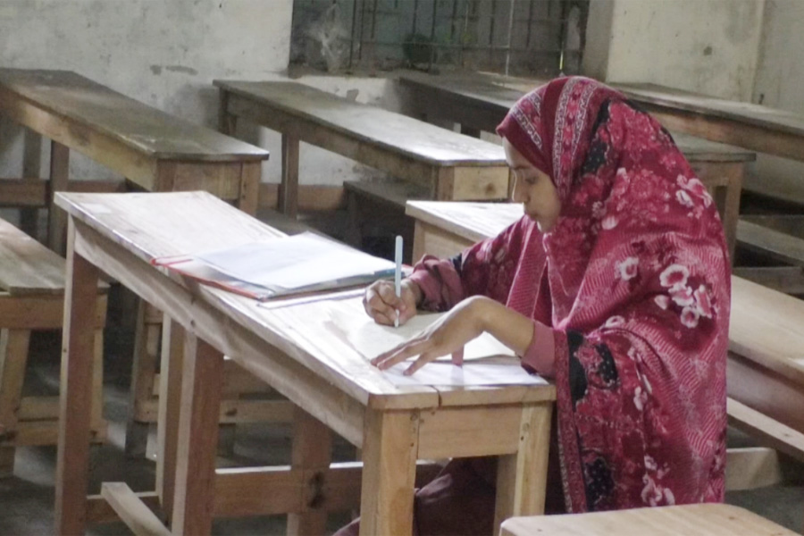 তিনদিন আগে সিজার, নবজাতক রেখে পরীক্ষার হলে মা