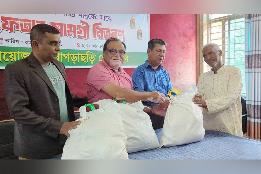 খাগড়াছড়িতে অসহায় দরিদ্রদের মাঝে ইফতার সামগ্রী বিতরণ