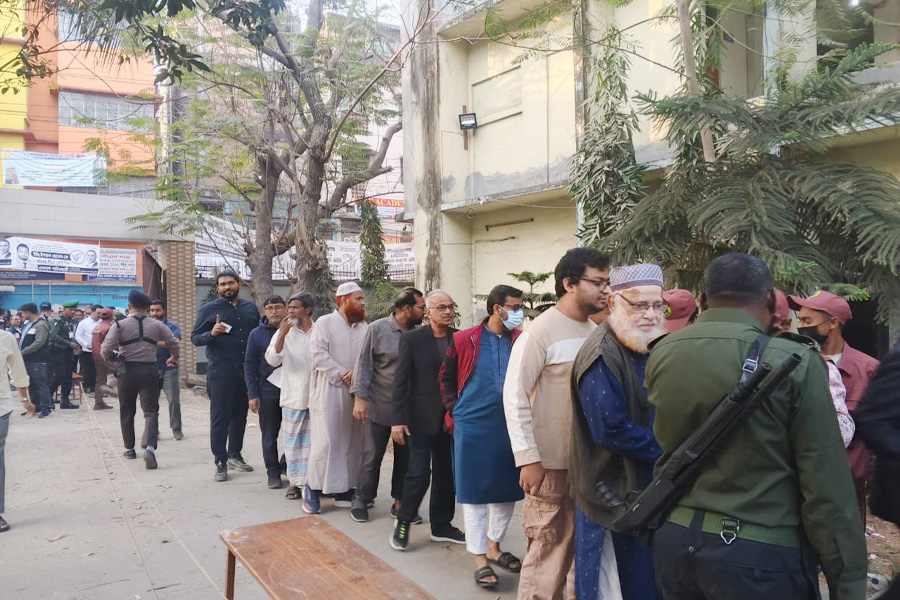 ঢাকা-৬ আসনে শান্তিপূর্ণভাবে ভোট গ্রহণ চলছে