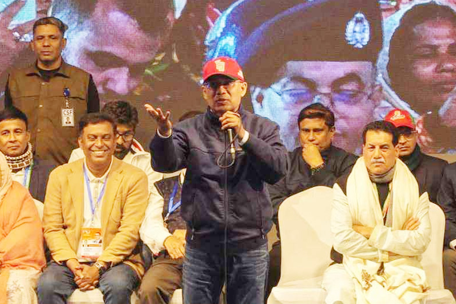 ৭ জেলায় টানা নির্বাচনী সমাবেশ শেষে ভোরে ঢাকায় ফিরলেন