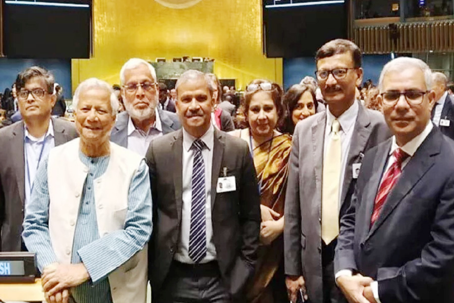 প্রধান উপদেষ্টার সফরসঙ্গীর বড় তালিকা নিয়ে প্রশ্ন