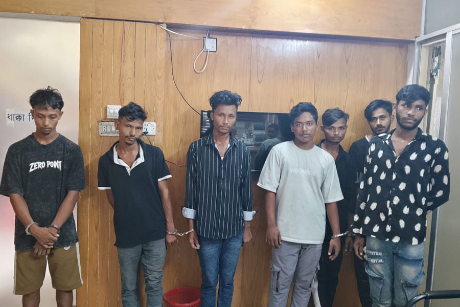 আদাবরে ডাকাতির প্রস্তুতিকালে গ্রেপ্তার ৭