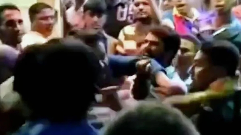 ফুল দেওয়া নিয়ে ছাত্রদল-শ্রমিক দলের হট্টগোল