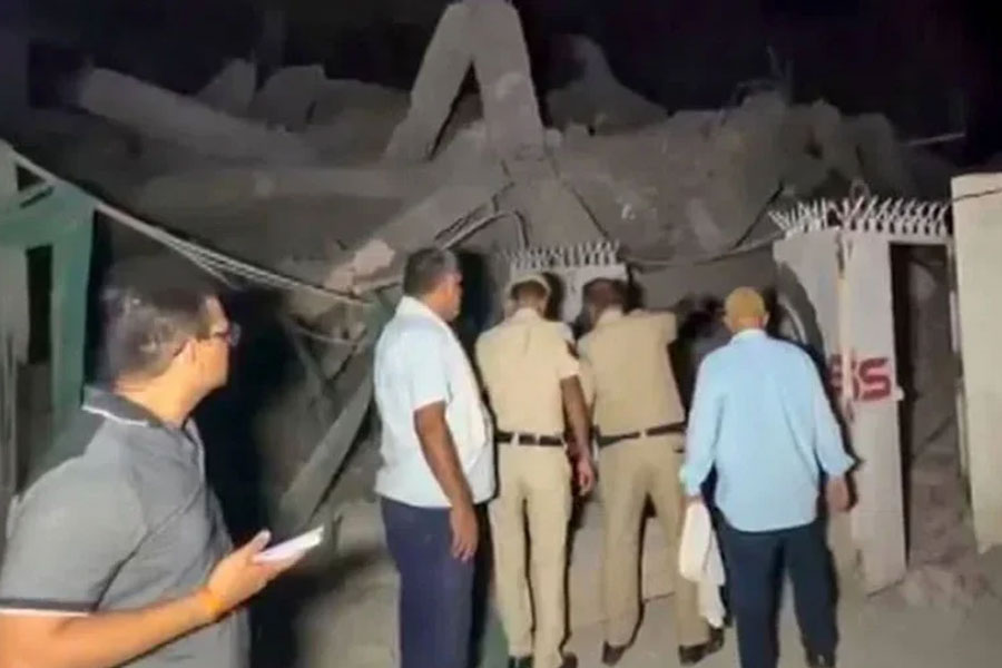নয়াদিল্লিতে ভবন ধস, বহু শিক্ষার্থী আটকা পড়ার শঙ্কা