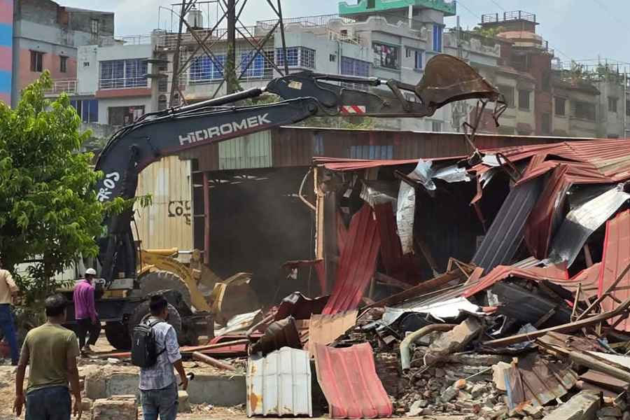 গুঁড়িয়ে দেওয়া হলো হাজী সেলিমের অবৈধ স্থাপনা