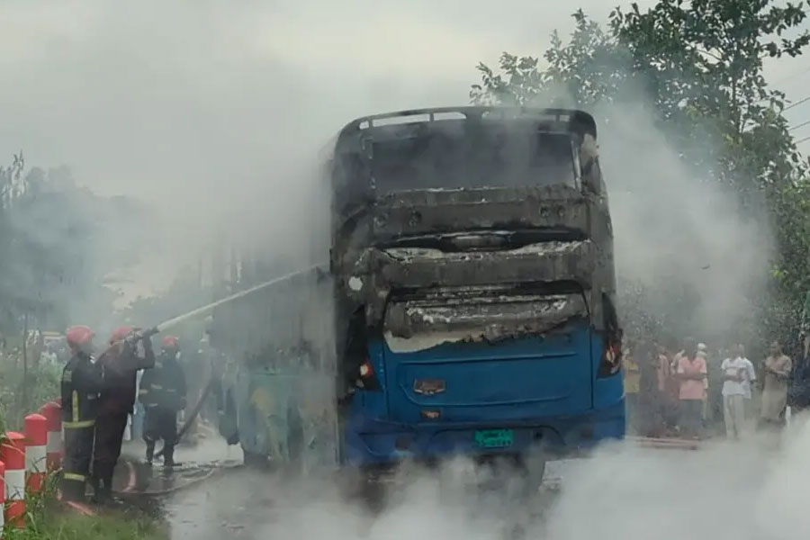 গ্যাসবাহী ট্রাকের সঙ্গে বাসের মুখোমুখি সংঘর্ষ, বাসে আগুন