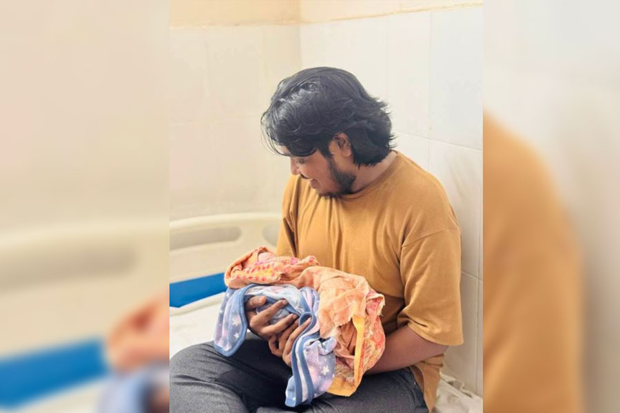 দ্বিতীয়বার বাবা হলেন কণ্ঠশিল্পী আকাশ মাহমুদ