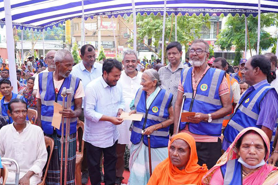 প্রধানমন্ত্রীর ঈদ উপহার পেলেন রাসিকের ১২৩৭ কর্মী