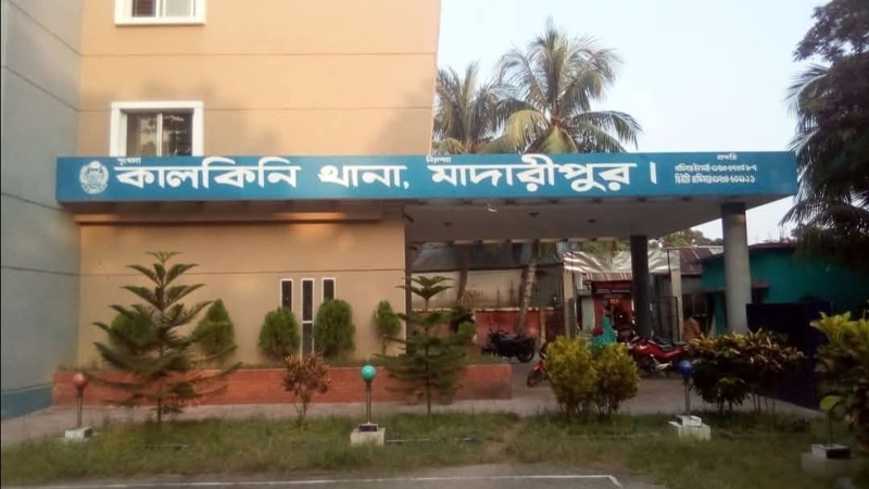 মাদারীপুরে পুলিশ ক্লিয়ারেন্স পেতে ২৫ হাজার টাকা ঘুস দাবি, ৫ হাজারে সেবা