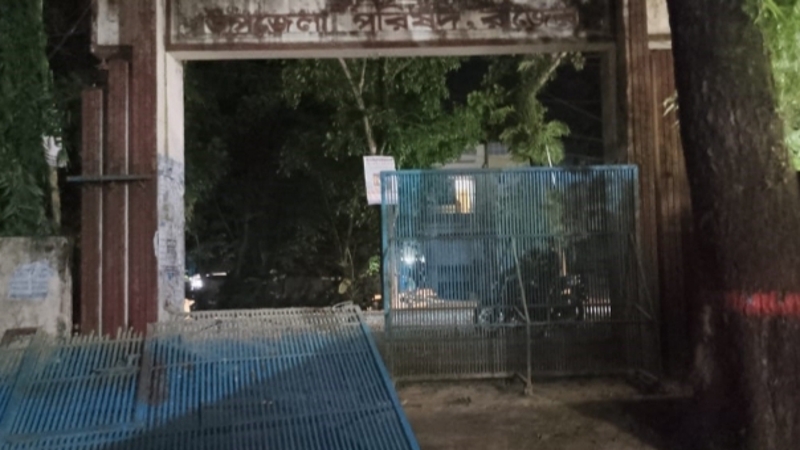 ফুটবল খেলা নিয়ে দুই গ্রুপের সংঘর্ষ, উপজেলা পরিষদের গেইট ভাঙচুর