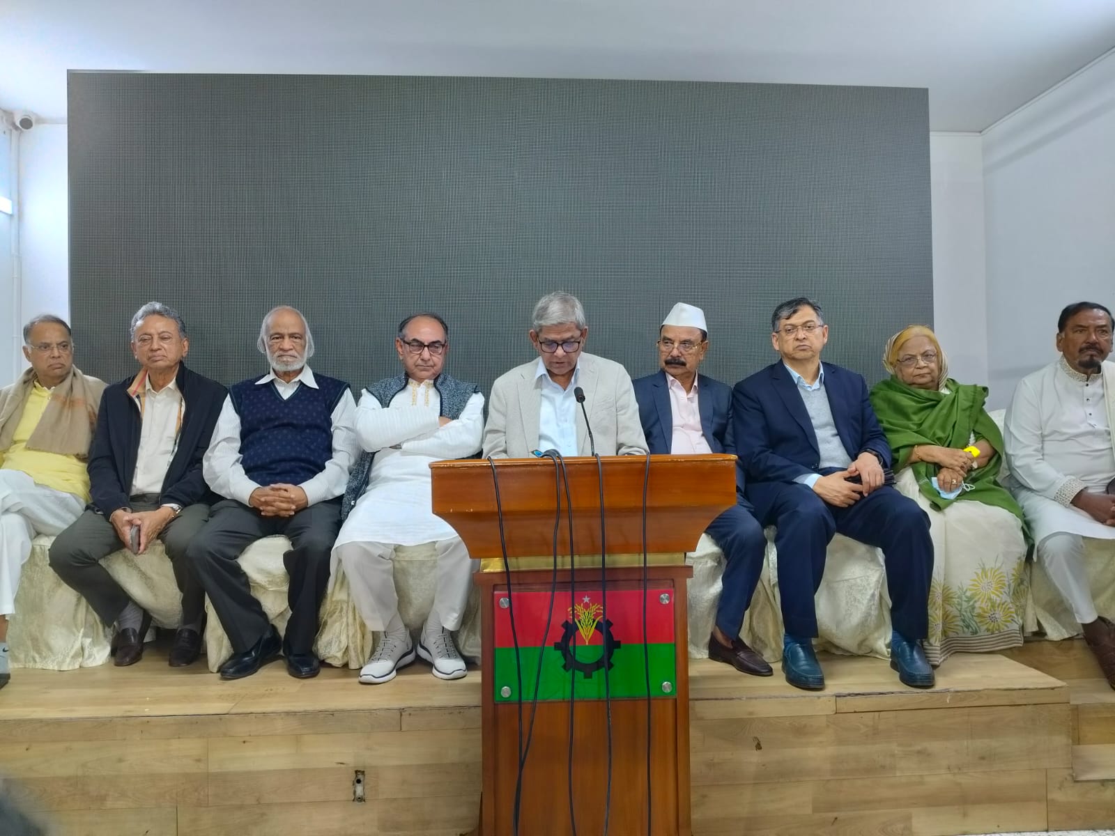 চলমান হামলার ঘটনায় জাতীয় নির্বাচনকে অনিশ্চিত করার ষড়যন্ত্র বলছে বিএনপি