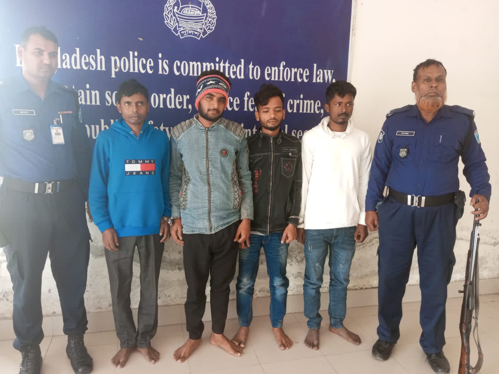 ডাসারে পুলিশের বিশেষ অভিযানে গাঁজাসহ গ্রেফতার-৪