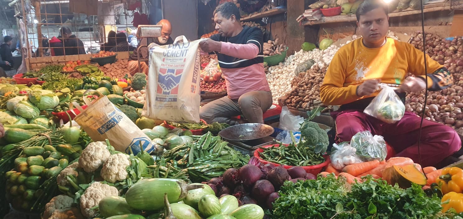 রমজানকে সামনে রেখে রাজশাহীতে নিত্যপণ্যের বাজার চড়া