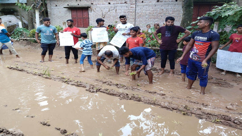রাস্তা না থাকায় বিয়ে হচ্ছে না তিনটি গ্ৰামের ছেলে মেয়েদের !