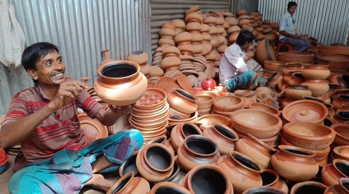 রাজশাহী কষ্ট করলেও ‘কেষ্ট’ মিলছেনা বাগমারার মৃৎশিল্পীদের ভাগ্যে