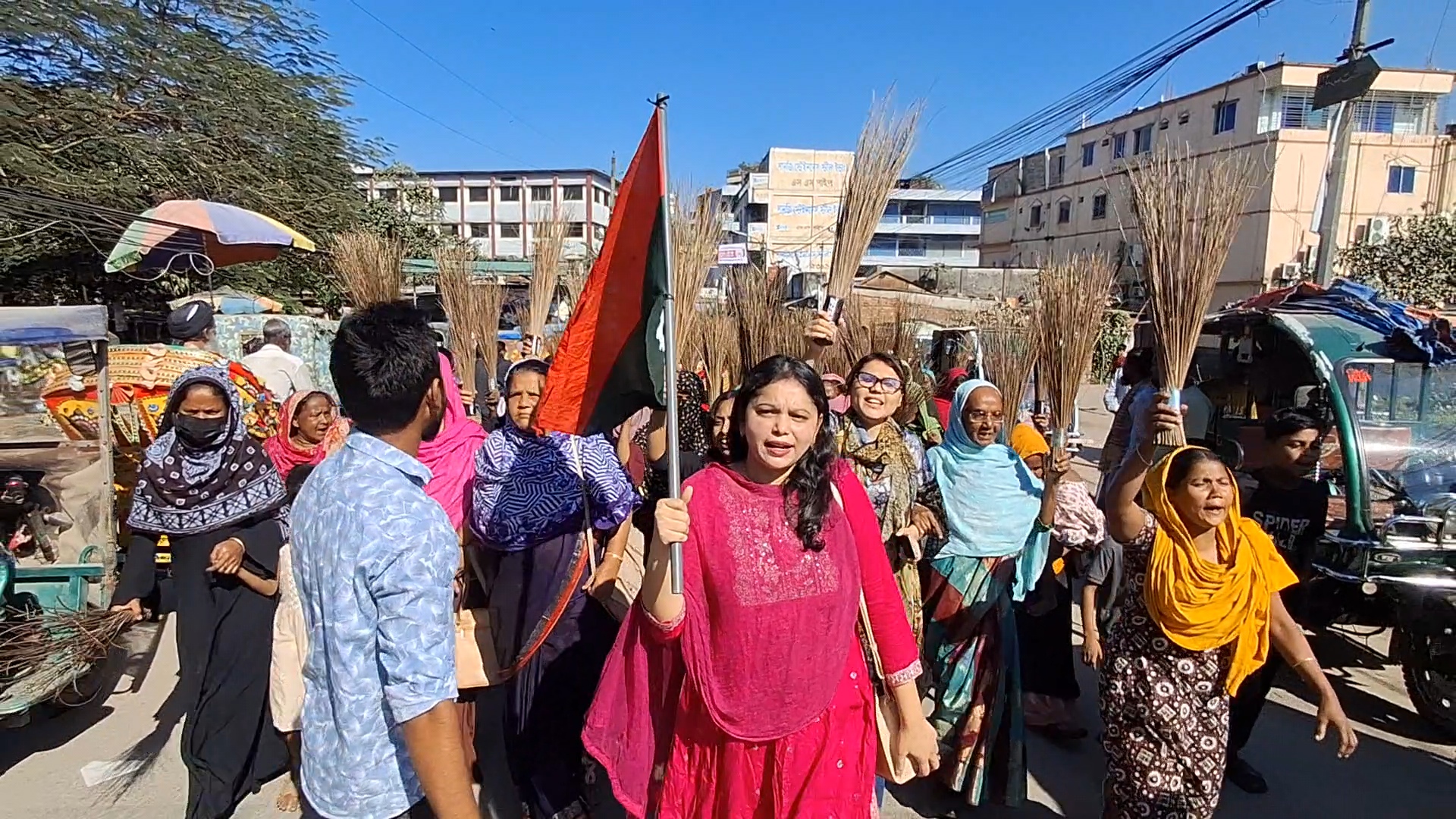 মহিলাদের ঝাড়ু মিছিল মাজহারুল ইসলামের মনোনয়ন বাতিল দাবিতে