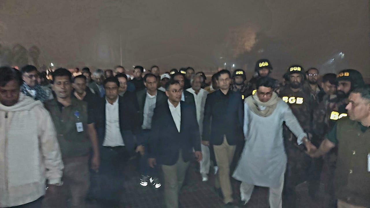 রাত ১১টা ৫২ মিনিটে বাসায় ফিরলেন তারেক রহমান