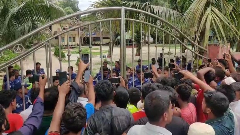 কুড়িগ্রামে ট্রিপল মার্ডার ঘটনায় ওসির অপসারণ দাবিতে থানা ঘেরাও