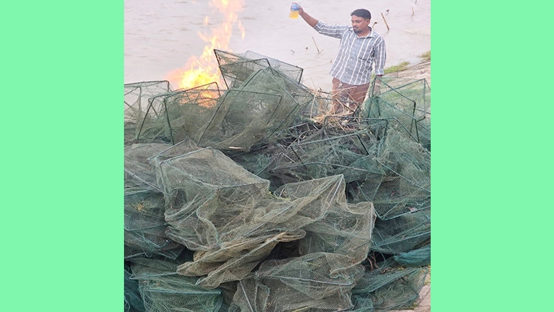 কুমারখালীতে অবৈধ চায়না দুয়ারি জাল পুড়িয়ে ধ্বংস