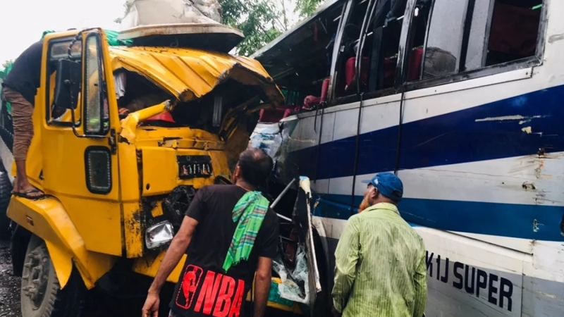 পাবনায় বাস-ট্রাক সংঘর্ষে নিহত ৩, আহত ১০