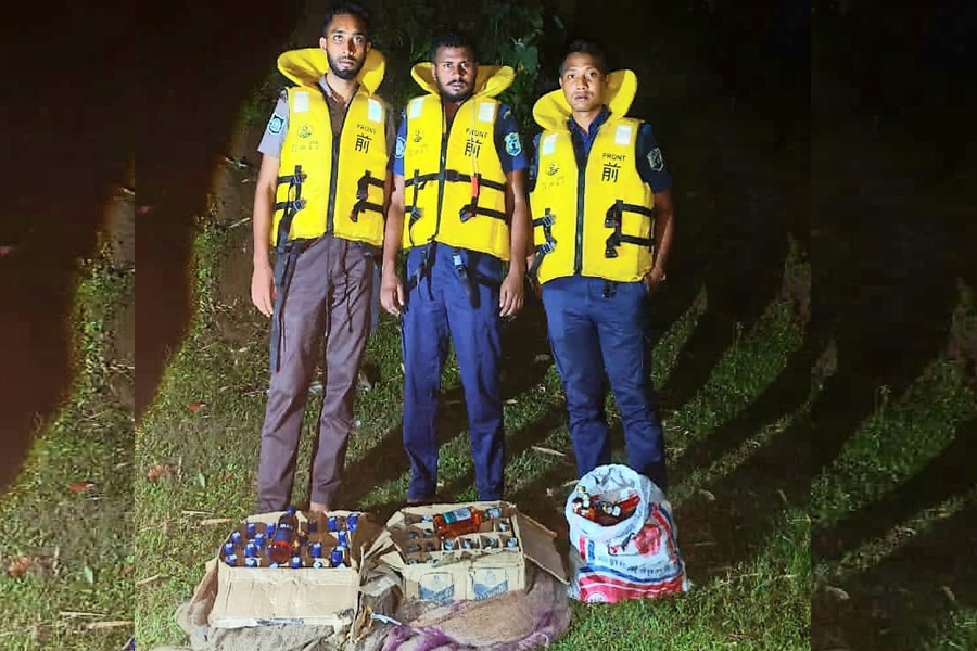 নৌ পুলিশের অভিযানে ভারতীয় মদ উদ্ধার