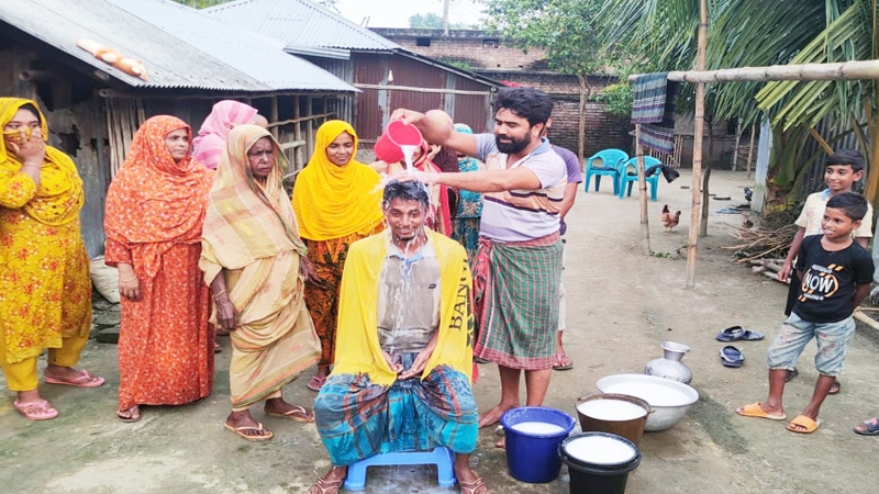 স্ত্রীকে তালাক দিয়ে দুধ দিয়ে গোসল করল যুবক