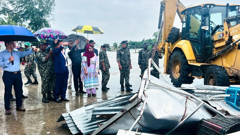 পতেঙ্গা সৈকত এলাকায় চসিকের উচ্ছেদ অভিযান