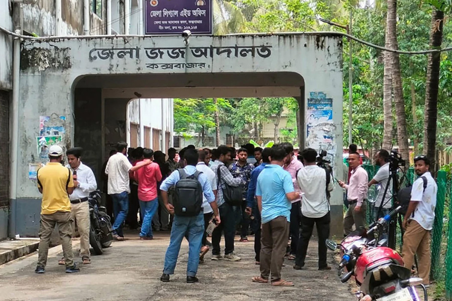 কক্সবাজার আদালত প্রাঙ্গণে গোলাগুলি