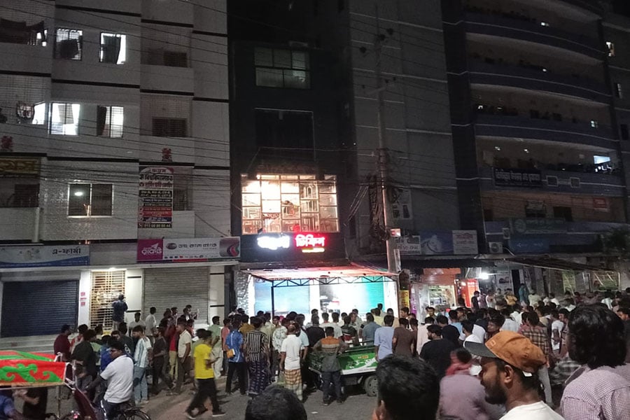 রাজশাহীতে ককটেল বিস্ফোরণে পুলিশ সদস্য আহত